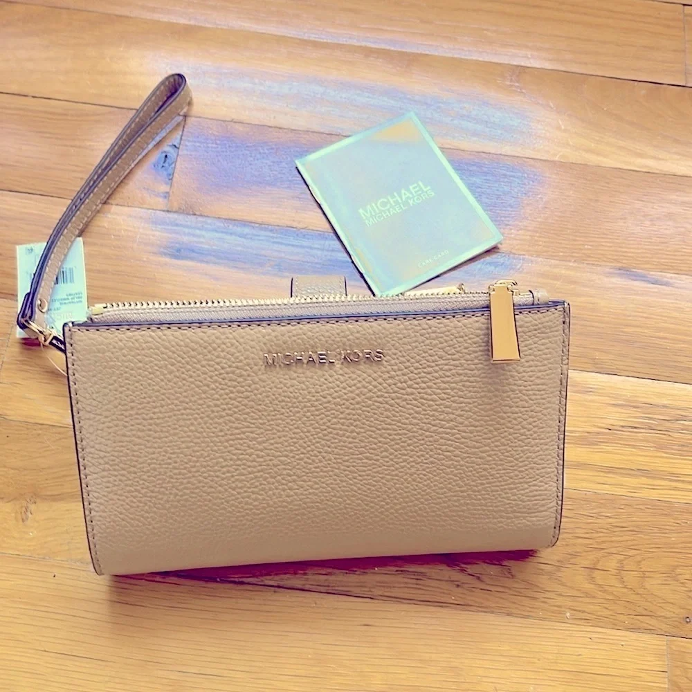 - Michael Kors Jet Set Double Zipper Wristlet. Color Camel . NWT